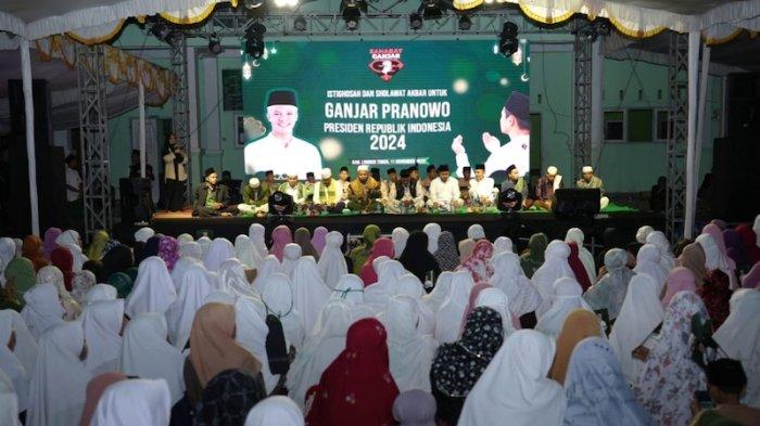 relawan-bersama-pemuka-agama-menggelar-doa-besar-di-ntb-setelah-patung-ganjar-diperkenalkan-di-indonesia-bagian-timur_557a093.jpg