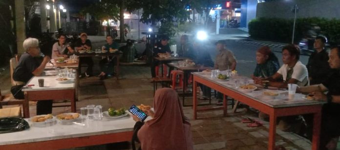 situasi ngobrol santai bersama aktivis dan media di angkringan cangkrukan pasar baru