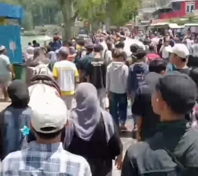 suasana wisatawan saat linur lebaran 2025 di telaga Sarangan Magetan