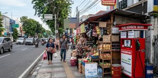 Wajah “Adem” Magetan Terusik Oknum, Trotoar Berubah Fungsi Jadi Garasi dan Lapak Dagang